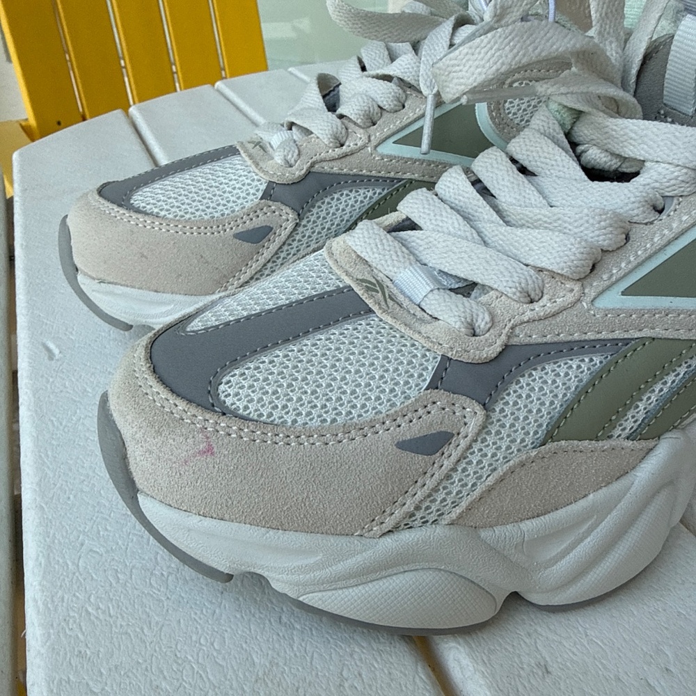 new Reeboks - Picture 4 of 4